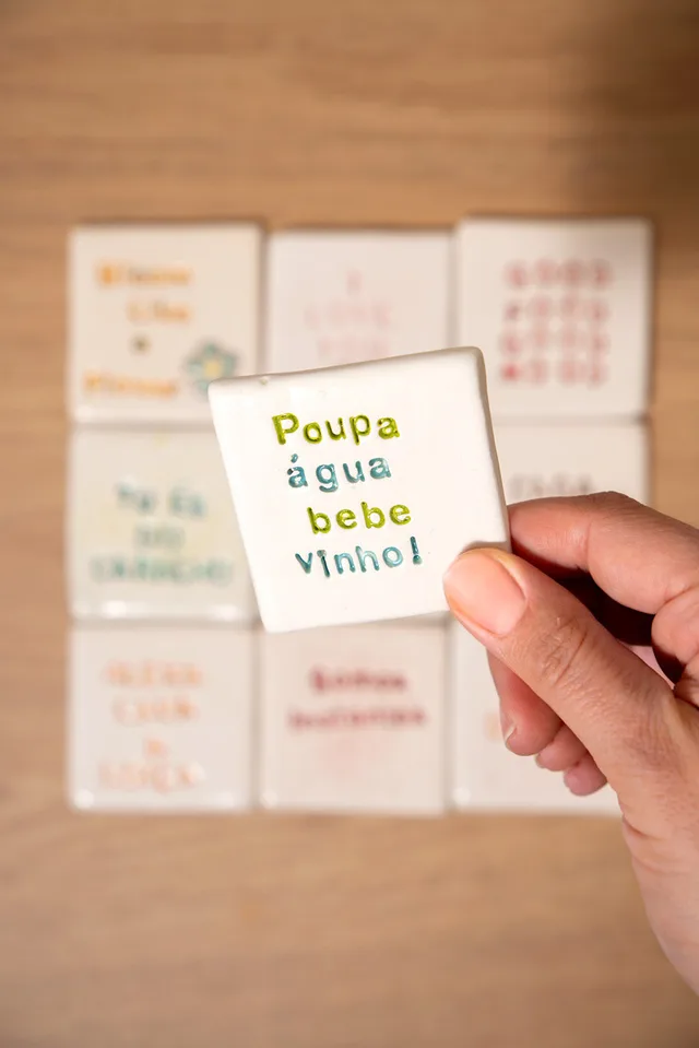 Íman «Poupa água, bebe vinho!» na mão