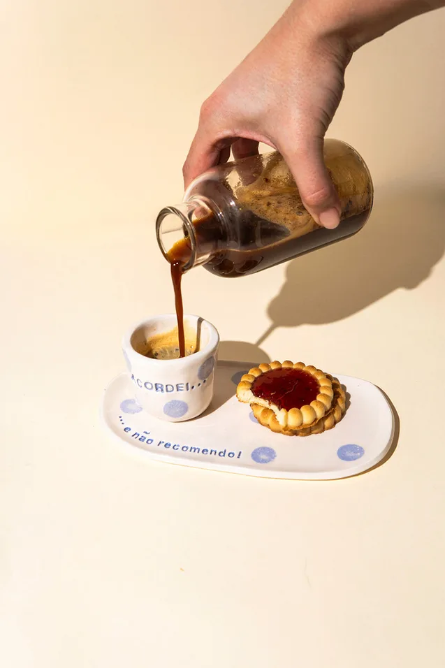 Café a ser servido num Copo Camélia