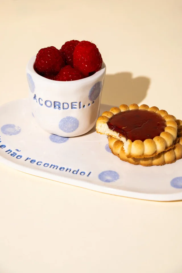 Conjunto Camélia com framboesas e uma bolacha de doce