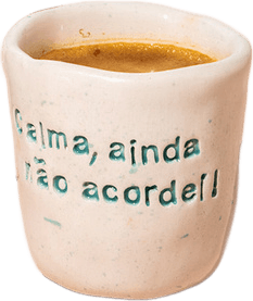 Copo Camélia com café e a frase «Calma, ainda não acordei!»