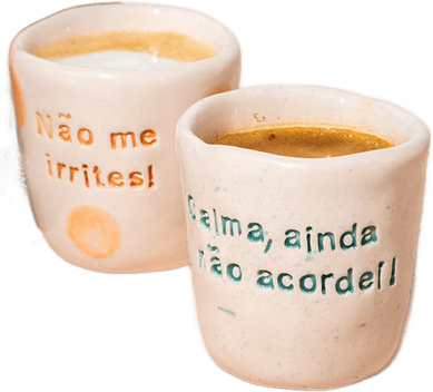 Dois Copos Camélia com café: «Não me irrites!» e «Calma, ainda não acordei!»